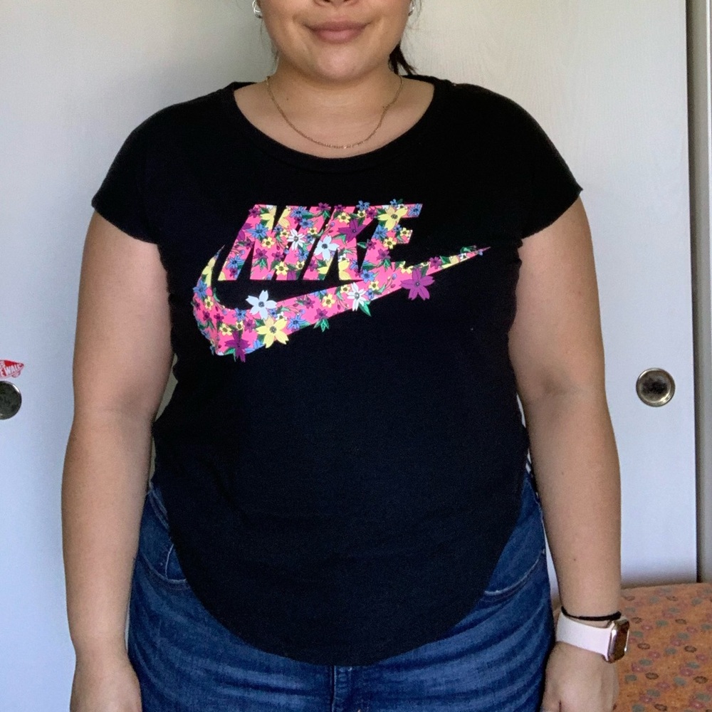 ✨3 for 20✨NIKE Tee Black Floral Athletic Cut Tee